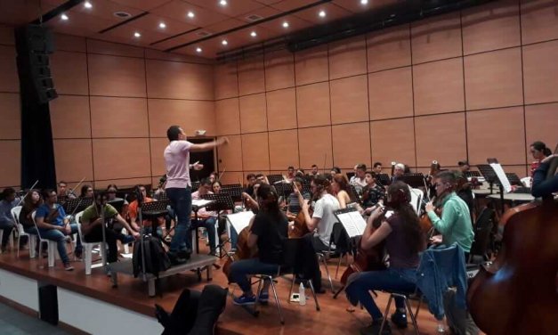 Su Director: Maestro Leopoldo López Gonzáles