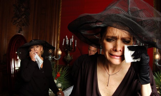 Así se gana un buen dinero fingiendo llantos en los funerales
